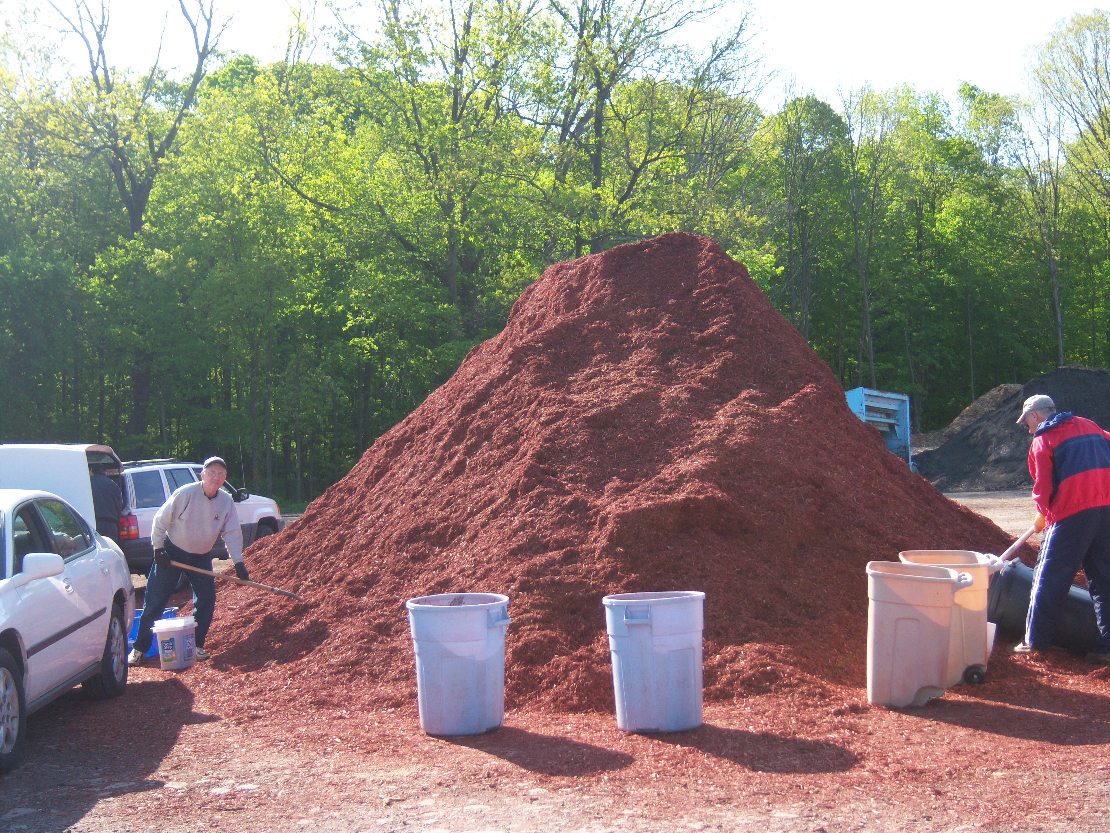 residents getting red mulch from yorktown's organic waste facility