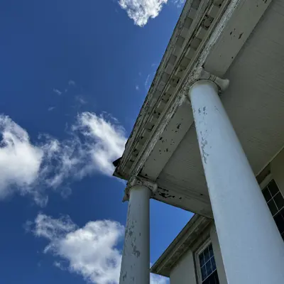 Column detail on front entrance of 1924 addition.