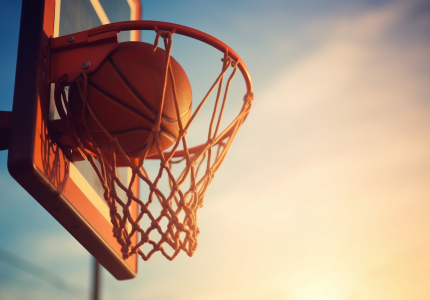 Basketball hoop and basketball. Image by FreePik.